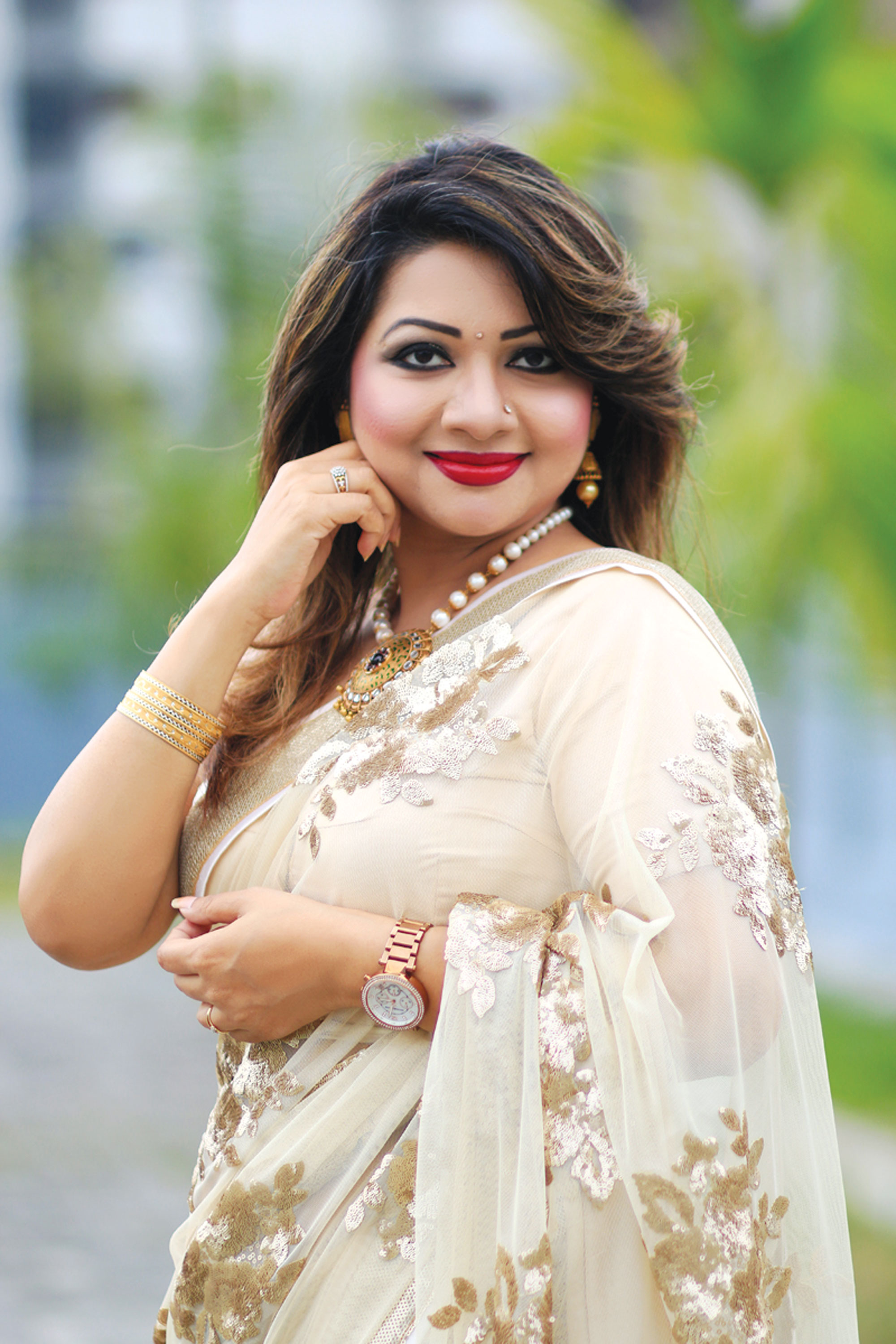 ‘কার সাথে কার পরকীয়া এসব ভেবে মাথা নষ্ট করবেন না’ আঁখি আলমগীর